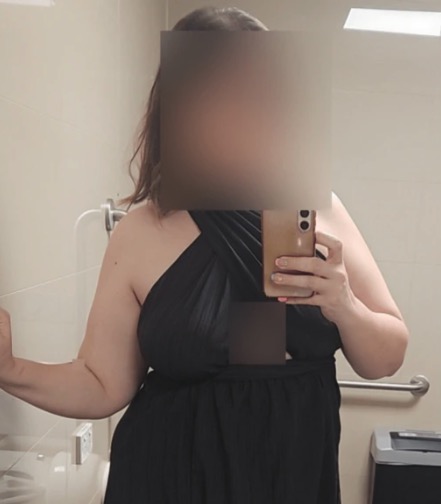 Australian mum takes a mirror selfie, winning through OnlyFans to give her kids a cozy Christmas